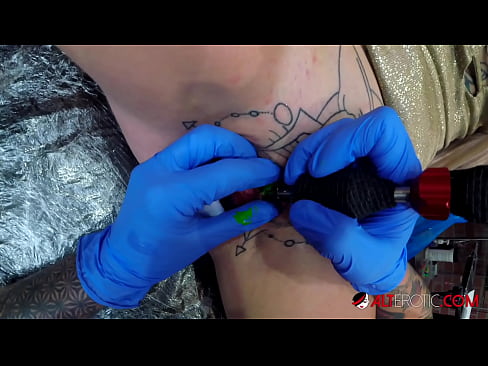 ❤️ Extremt tatuerade snyggingen Sully Savage fick en tatuering på sin klitoris Vacker porr at porn sv.safehaus.top ﹏